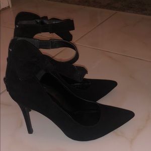 Black pumps with black bow